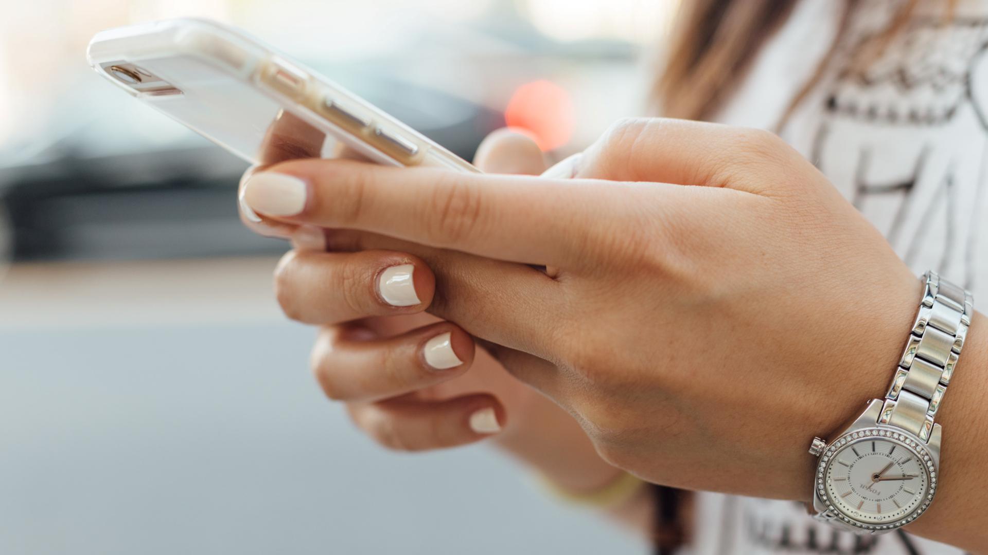 Sites desenvolvidos para ceular. Mulher segurando um celular